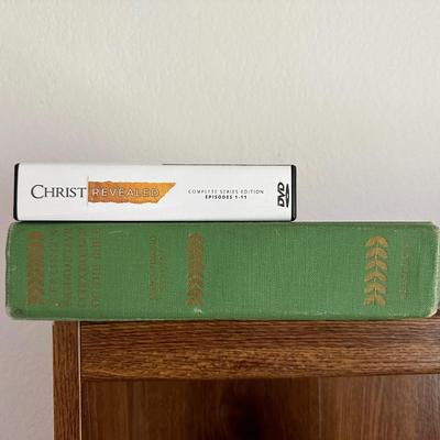AN ASSORTMENT OF BOOKS (7)