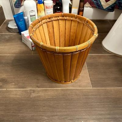 FREE STANDING TP HOLDER, SHOWER CURTAIN AND TOILETRIES