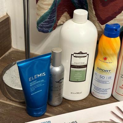 FREE STANDING TP HOLDER, SHOWER CURTAIN AND TOILETRIES