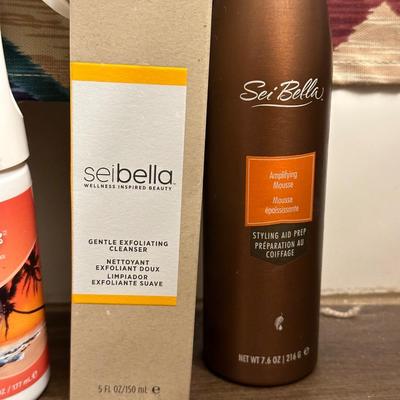 FREE STANDING TP HOLDER, SHOWER CURTAIN AND TOILETRIES