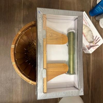 FREE STANDING TP HOLDER, SHOWER CURTAIN AND TOILETRIES