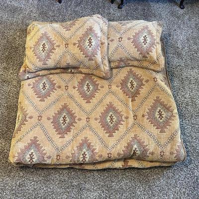 THICK QUEEN SIZE COMFORTER AND PILLOW SHAMS