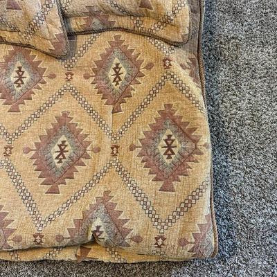 THICK QUEEN SIZE COMFORTER AND PILLOW SHAMS