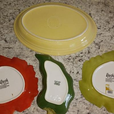 2 OVAL PLATTERS AND 3 LEAF SIDE PLATES