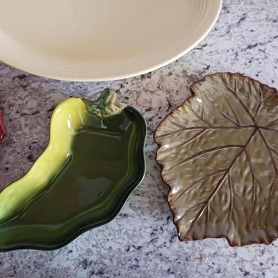2 OVAL PLATTERS AND 3 LEAF SIDE PLATES