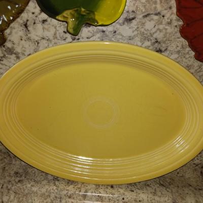 2 OVAL PLATTERS AND 3 LEAF SIDE PLATES