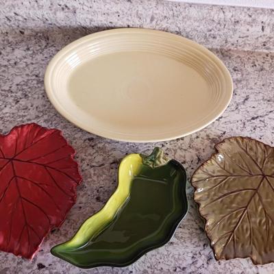 2 OVAL PLATTERS AND 3 LEAF SIDE PLATES