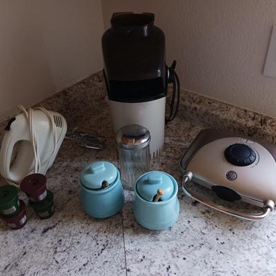 POPCORN PUMPER, WAFFLE IRON, HAND MIXER AND MORE