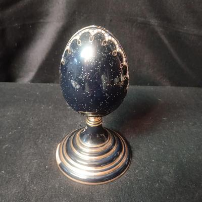 MUSICAL ELVIS PORCELAIN EGG "DON'T BE CRUEL"