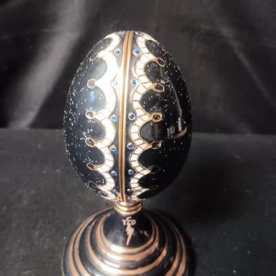 MUSICAL ELVIS PORCELAIN EGG "DON'T BE CRUEL"