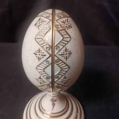 MUSICAL ELVIS PORCELAIN EGG "JAILHOUSE ROCK"