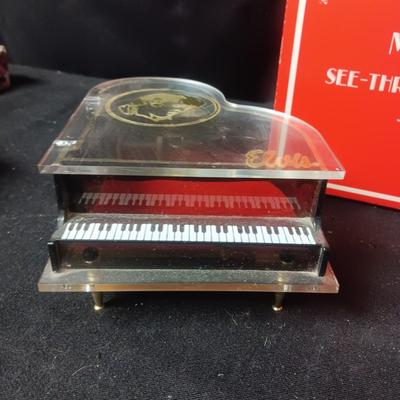 MUSICAL GRAND PIANO AND ILLUMINATED MUSICAL ORNAMENT