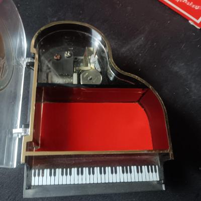 MUSICAL GRAND PIANO AND ILLUMINATED MUSICAL ORNAMENT