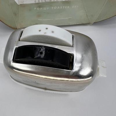 Mini Toaster pop up salt and pepper set