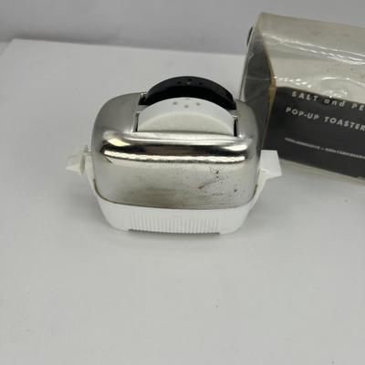 Mini Toaster pop up salt and pepper set