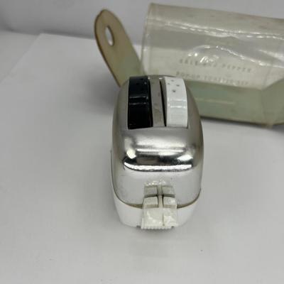 Mini Toaster pop up salt and pepper set