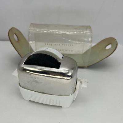 Mini Toaster pop up salt and pepper set