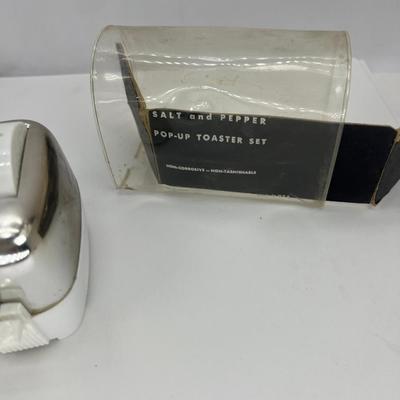Mini Toaster pop up salt and pepper set