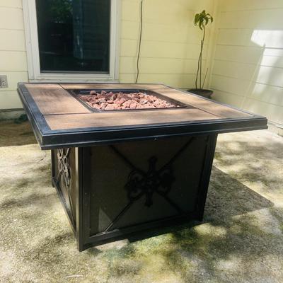 HAMPTON BAY Fire Pit With Propane