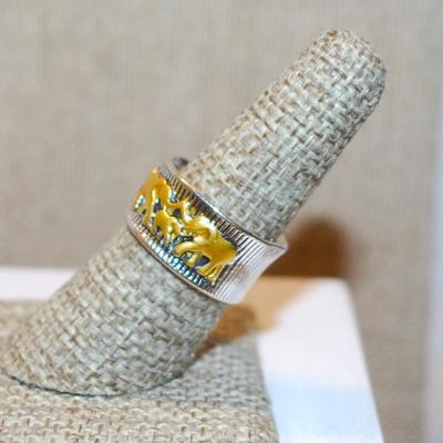 Size 7½ Unique Two-Tone "Elephant Herd" Ring on a Solid Silver Tone Band (7.4g)