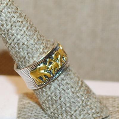 Size 7½ Unique Two-Tone "Elephant Herd" Ring on a Solid Silver Tone Band (7.4g)