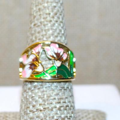 Size 7 Pink & Green Flowered Enameled Style Ring on a Gold Tone Band (4.6g)