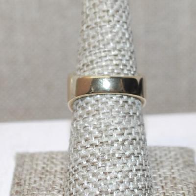 Size 7 Pink & Green Flowered Enameled Style Ring on a Gold Tone Band (4.6g)