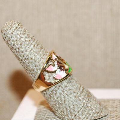 Size 7 Pink & Green Flowered Enameled Style Ring on a Gold Tone Band (4.6g)