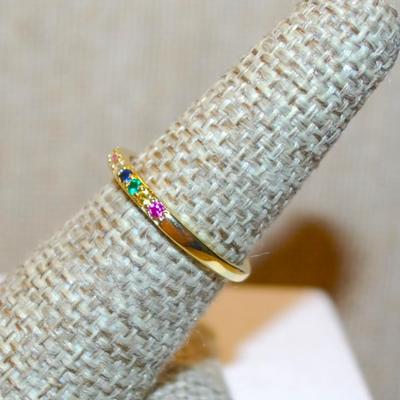 Size 7 Classic Multi-Color Red, Blue, Amber, Pink, Green & Clear Stones Ring on a Gold Tone Band (1.3g)