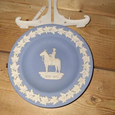 Wedgwood PLatye w/ Stand