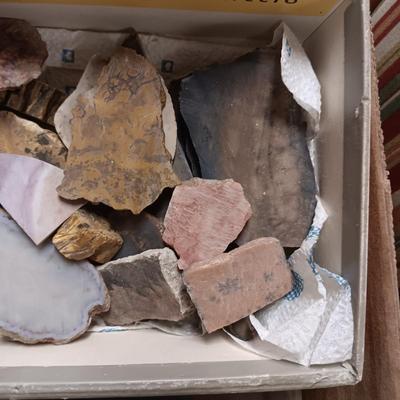 SMALL - MEDIUM CUT ROCKS, 1 MARKED JADE