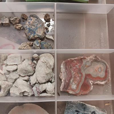 SMALL - MEDIUM CUT ROCKS, 1 MARKED JADE