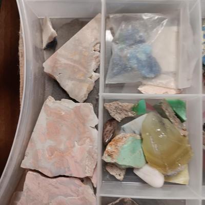 SMALL - MEDIUM CUT ROCKS, 1 MARKED JADE