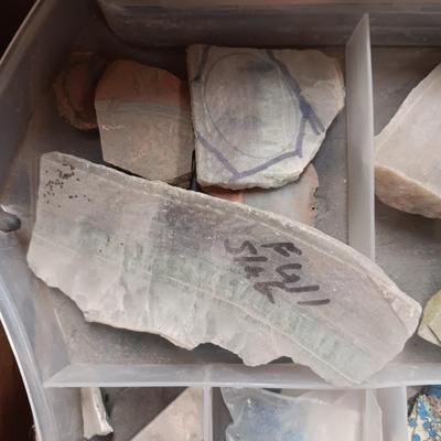 SMALL - MEDIUM CUT ROCKS, 1 MARKED JADE