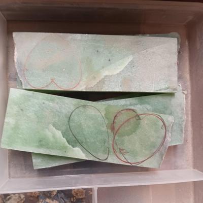 SMALL - MEDIUM CUT ROCKS, 1 MARKED JADE
