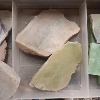 SMALL - MEDIUM CUT ROCKS, 1 MARKED JADE