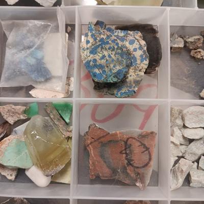 SMALL - MEDIUM CUT ROCKS, 1 MARKED JADE