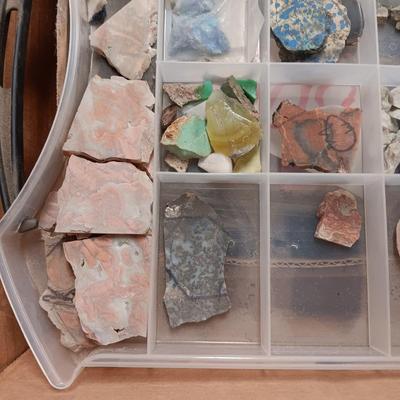 SMALL - MEDIUM CUT ROCKS, 1 MARKED JADE