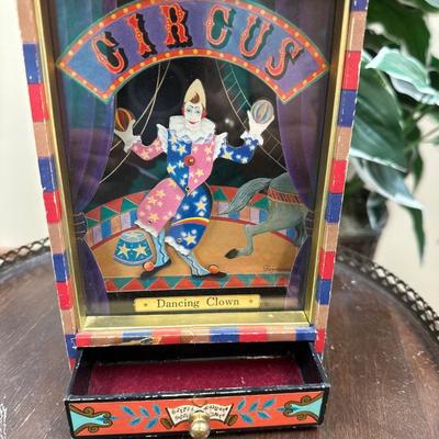 Dancing clown music box
