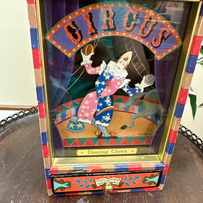 Dancing clown music box