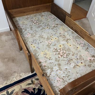 Unique Oak Bed & Vintage Linens (P-RG)