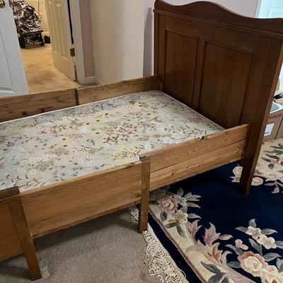 Unique Oak Bed & Vintage Linens (P-RG)
