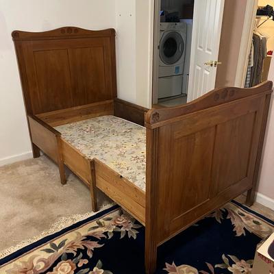 Unique Oak Bed & Vintage Linens (P-RG)