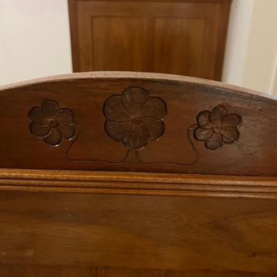 Unique Oak Bed & Vintage Linens (P-RG)