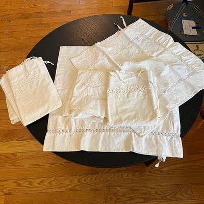 Unique Oak Bed & Vintage Linens (P-RG)