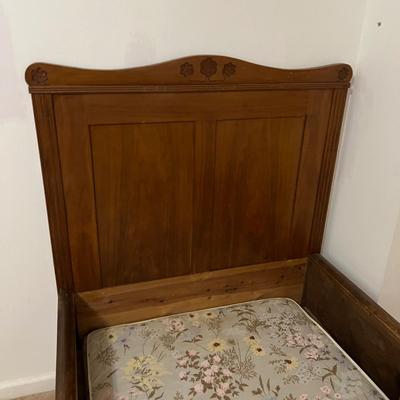 Unique Oak Bed & Vintage Linens (P-RG)