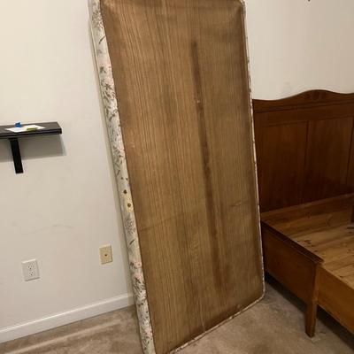 Unique Oak Bed & Vintage Linens (P-RG)