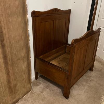 Unique Oak Bed & Vintage Linens (P-RG)