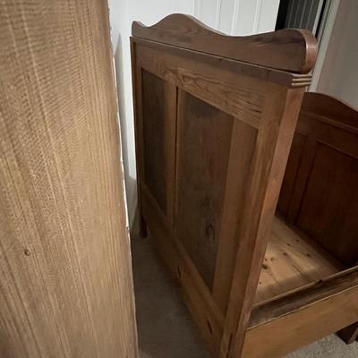 Unique Oak Bed & Vintage Linens (P-RG)