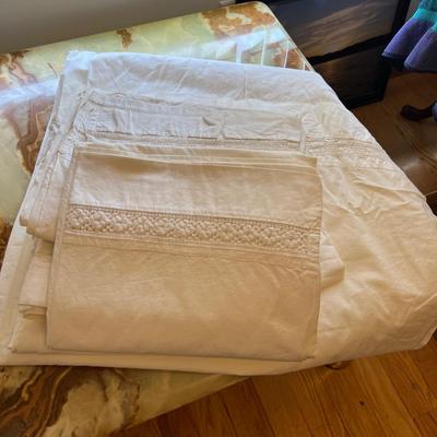 Unique Oak Bed & Vintage Linens (P-RG)